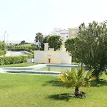 Pool And Garden Village-near דירה
